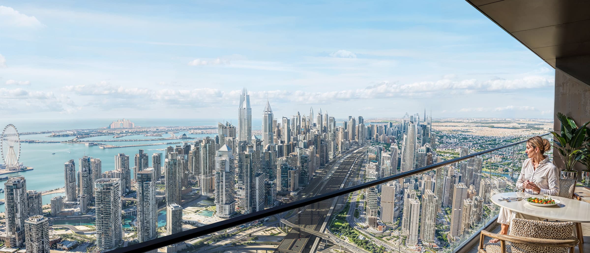 Dubai Marina panorámája egy luxuslakás teraszáról